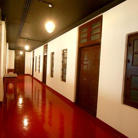 The Metro Pod - Backpackers A/C Dormitory Kochi Екстериор снимка