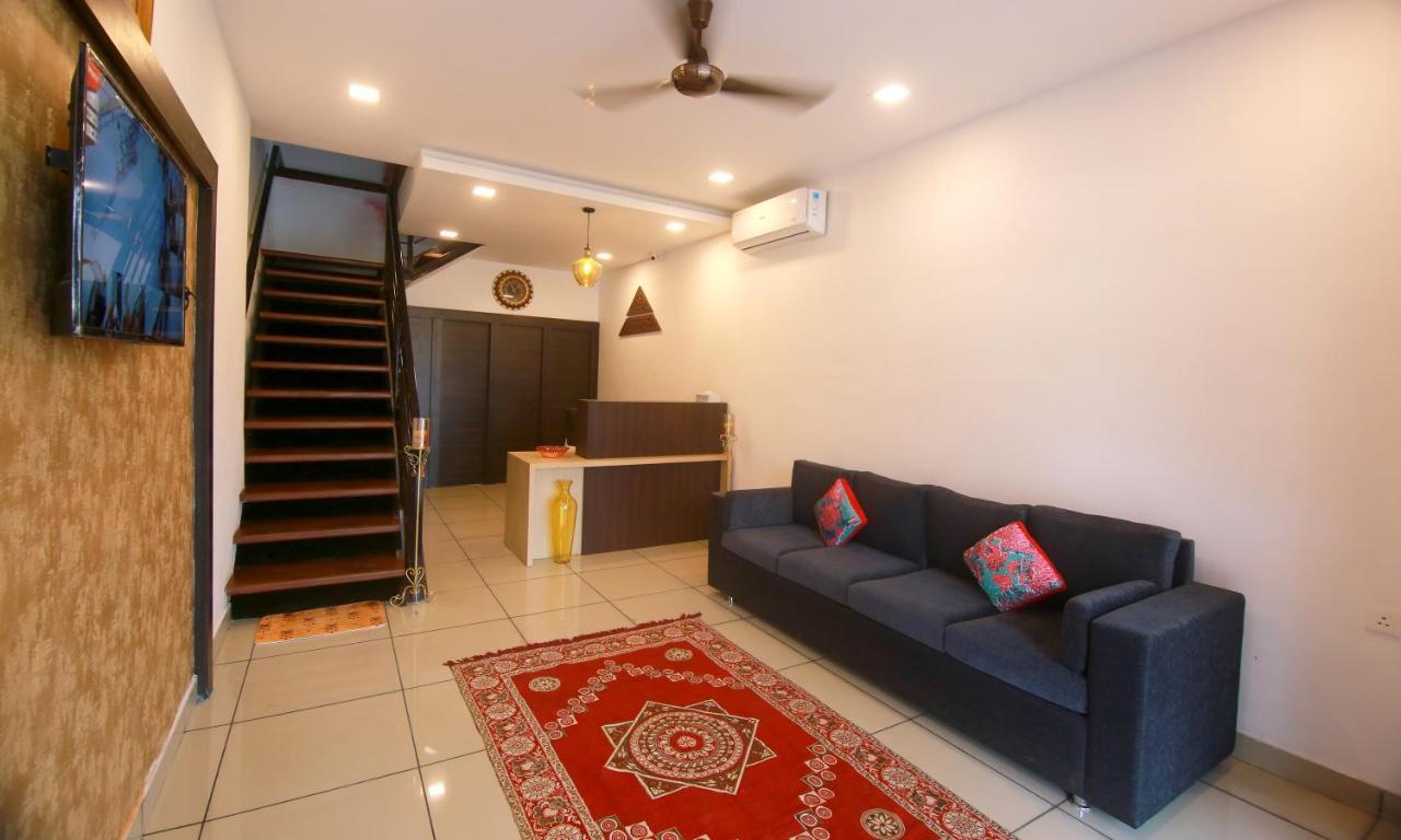 The Metro Pod - Backpackers A/C Dormitory Kochi Екстериор снимка
