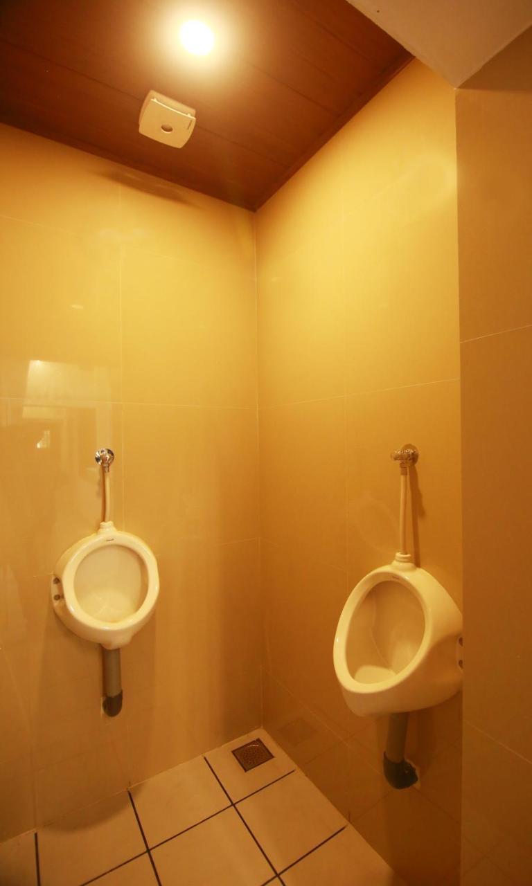 The Metro Pod - Backpackers A/C Dormitory Kochi Екстериор снимка