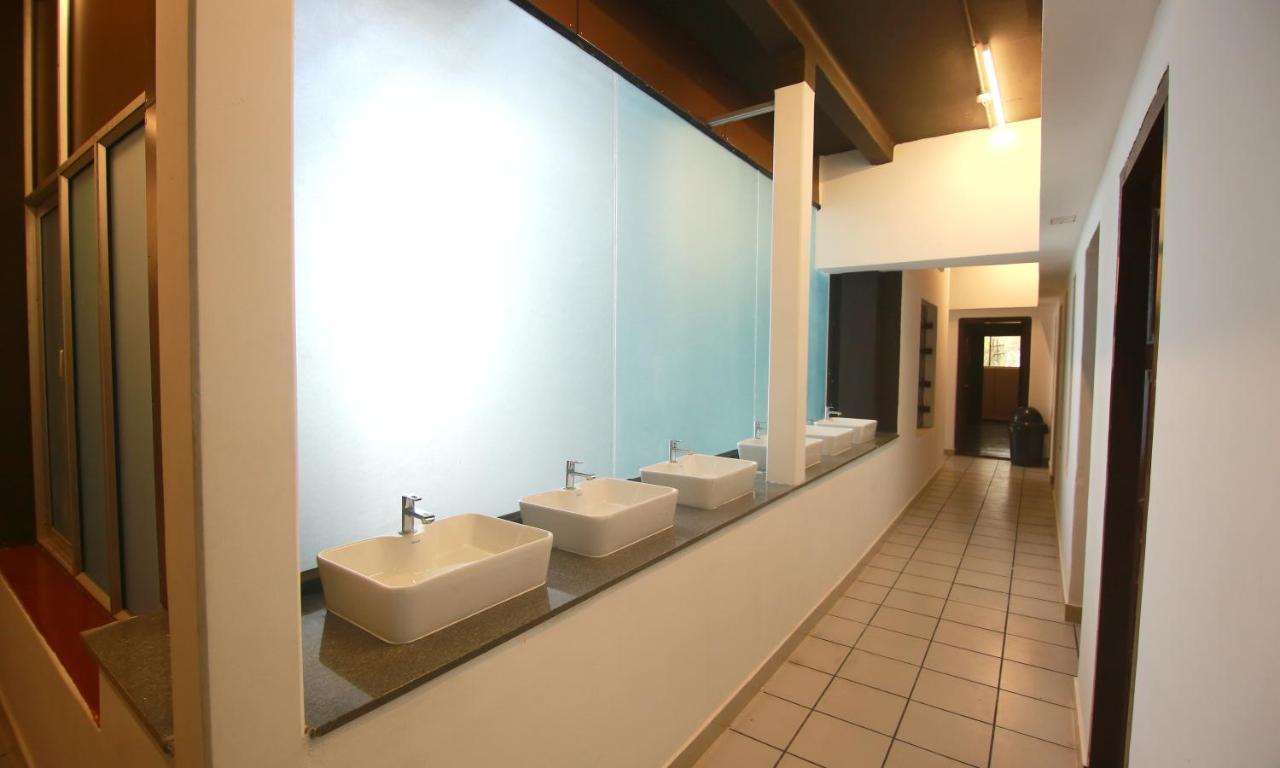 The Metro Pod - Backpackers A/C Dormitory Kochi Екстериор снимка