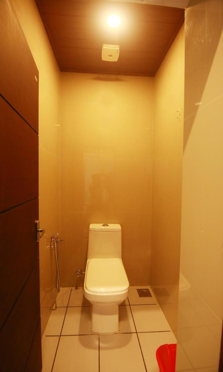 The Metro Pod - Backpackers A/C Dormitory Kochi Екстериор снимка