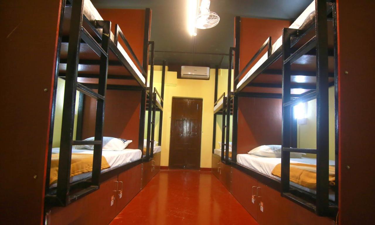 The Metro Pod - Backpackers A/C Dormitory Kochi Екстериор снимка