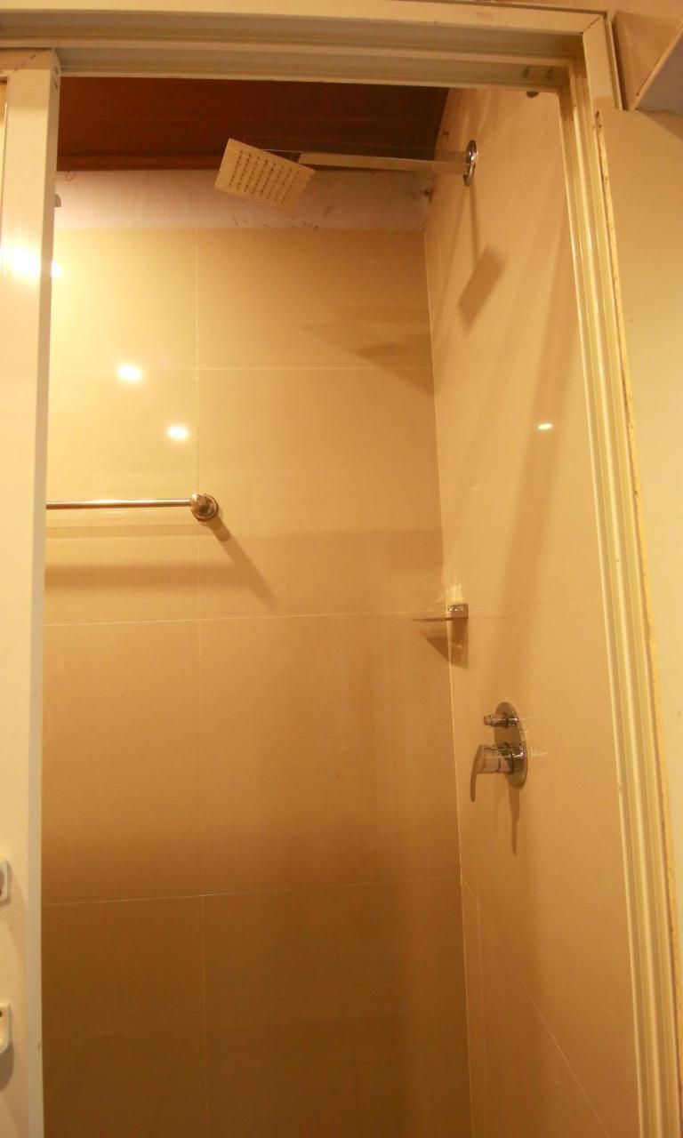 The Metro Pod - Backpackers A/C Dormitory Kochi Екстериор снимка