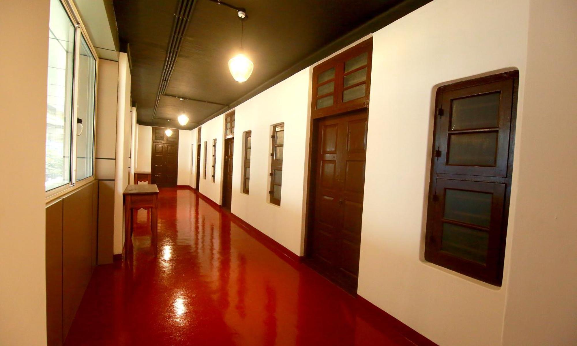 The Metro Pod - Backpackers A/C Dormitory Kochi Екстериор снимка