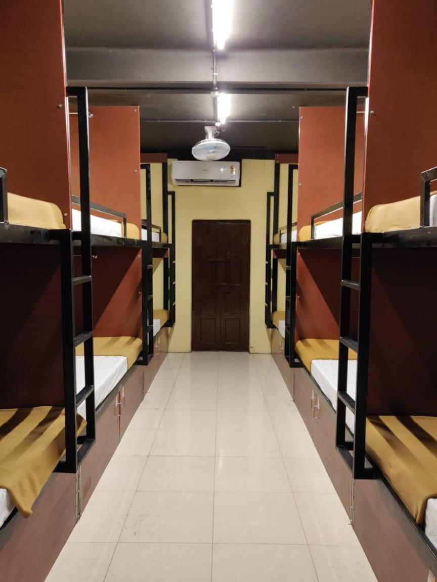 The Metro Pod - Backpackers A/C Dormitory Kochi Екстериор снимка