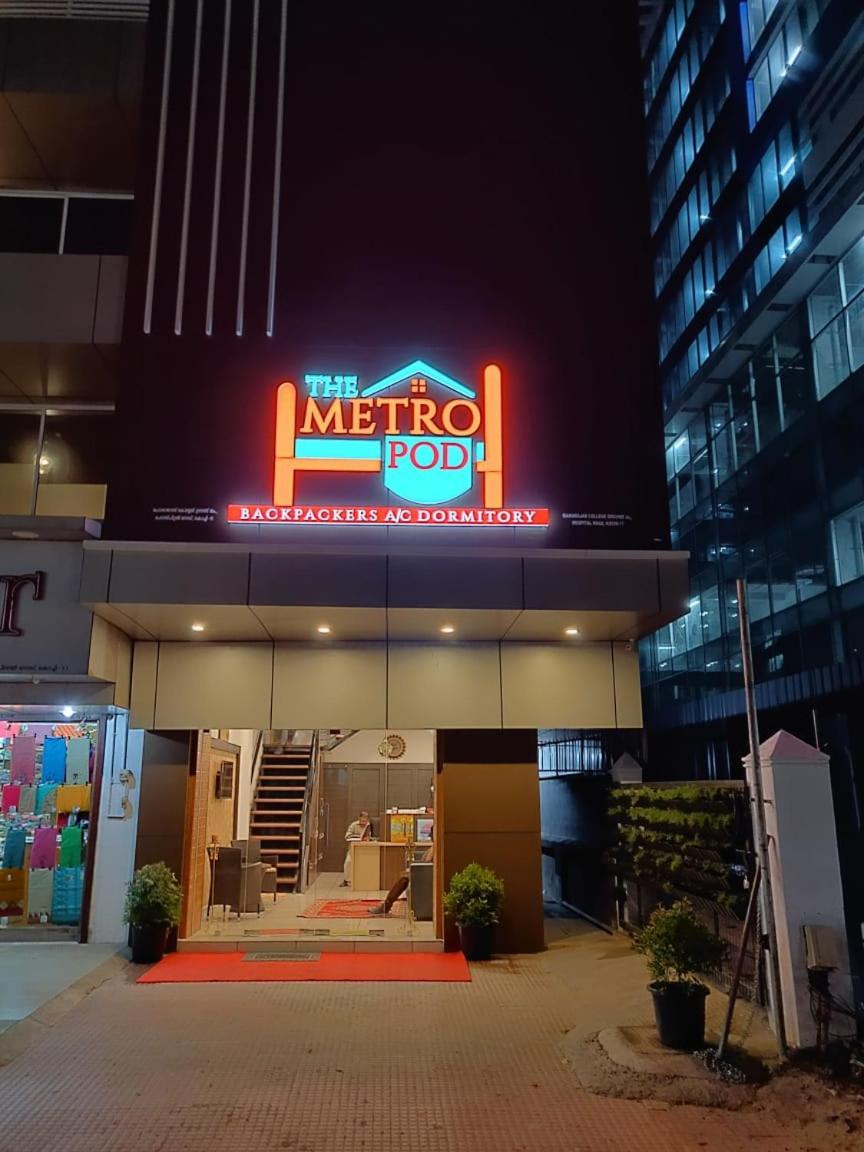 The Metro Pod - Backpackers A/C Dormitory Kochi Екстериор снимка