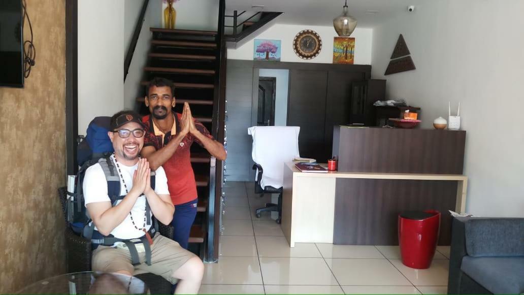 The Metro Pod - Backpackers A/C Dormitory Kochi Екстериор снимка