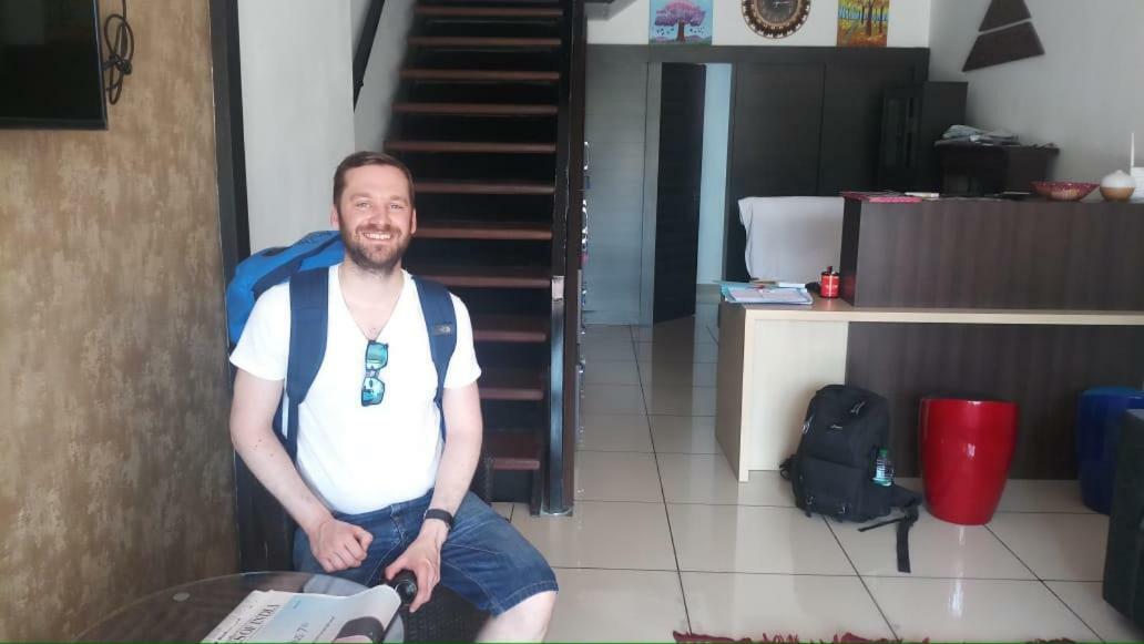 The Metro Pod - Backpackers A/C Dormitory Kochi Екстериор снимка