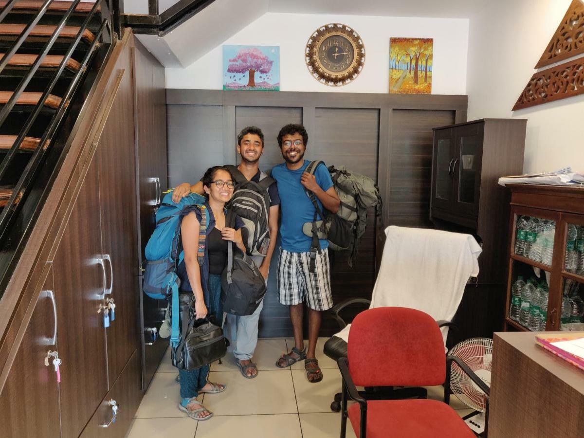 The Metro Pod - Backpackers A/C Dormitory Kochi Екстериор снимка