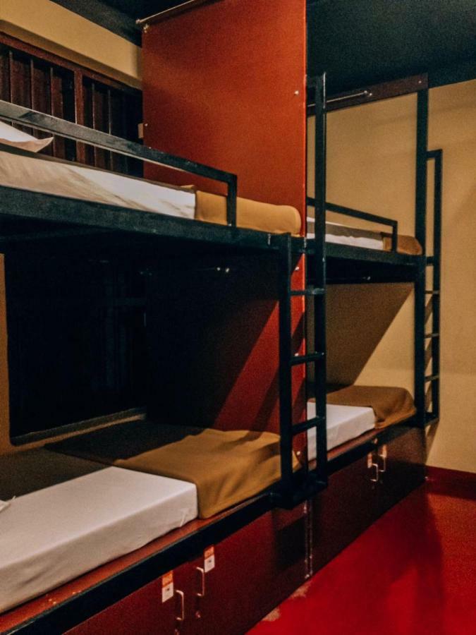 The Metro Pod - Backpackers A/C Dormitory Kochi Екстериор снимка