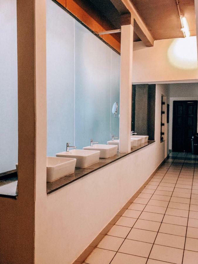 The Metro Pod - Backpackers A/C Dormitory Kochi Екстериор снимка