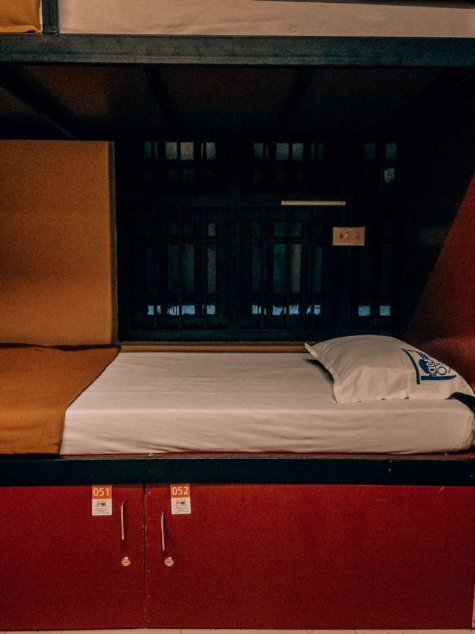 The Metro Pod - Backpackers A/C Dormitory Kochi Екстериор снимка