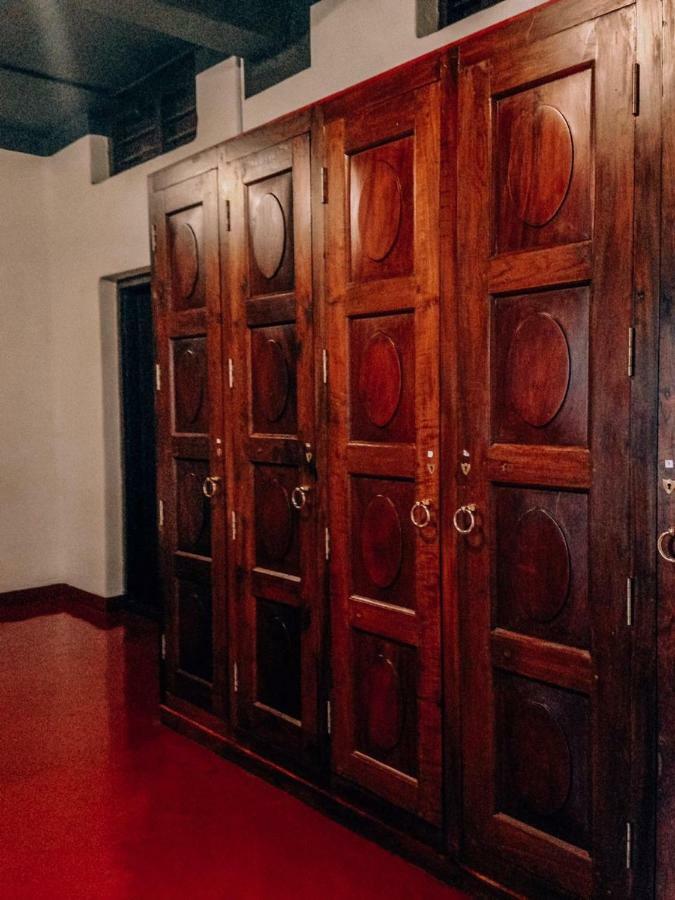 The Metro Pod - Backpackers A/C Dormitory Kochi Екстериор снимка