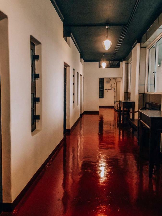 The Metro Pod - Backpackers A/C Dormitory Kochi Екстериор снимка
