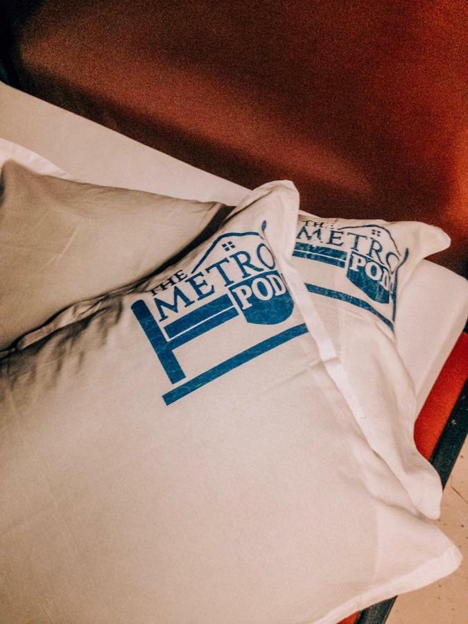 The Metro Pod - Backpackers A/C Dormitory Kochi Екстериор снимка
