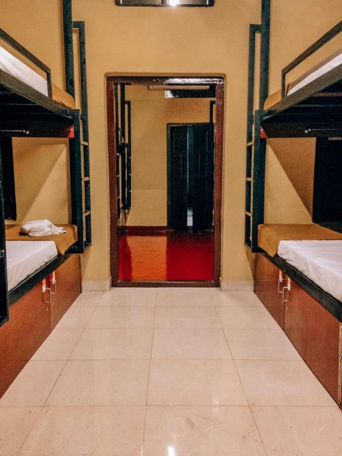 The Metro Pod - Backpackers A/C Dormitory Kochi Екстериор снимка