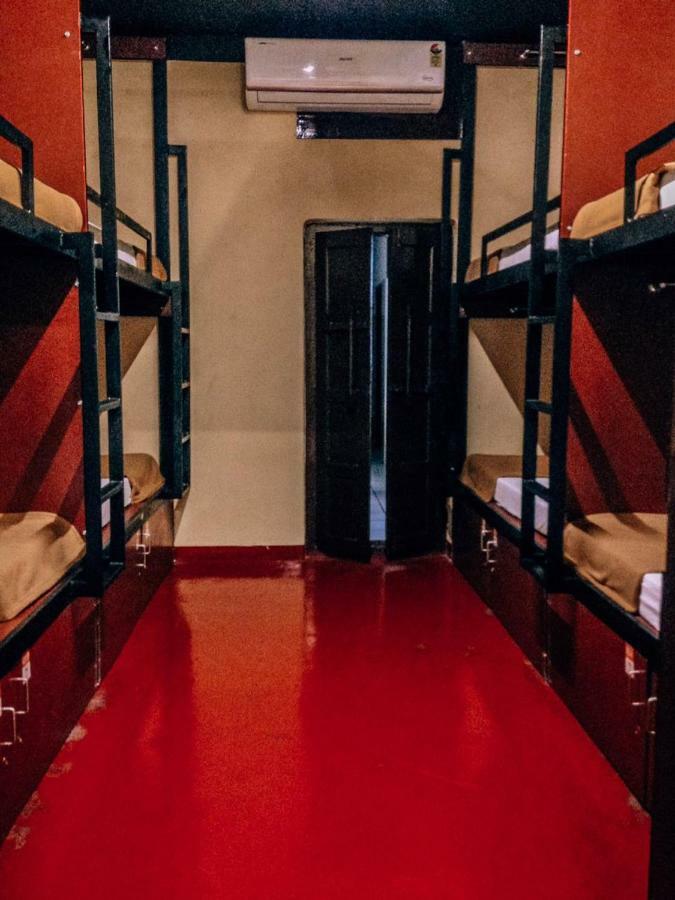 The Metro Pod - Backpackers A/C Dormitory Kochi Екстериор снимка
