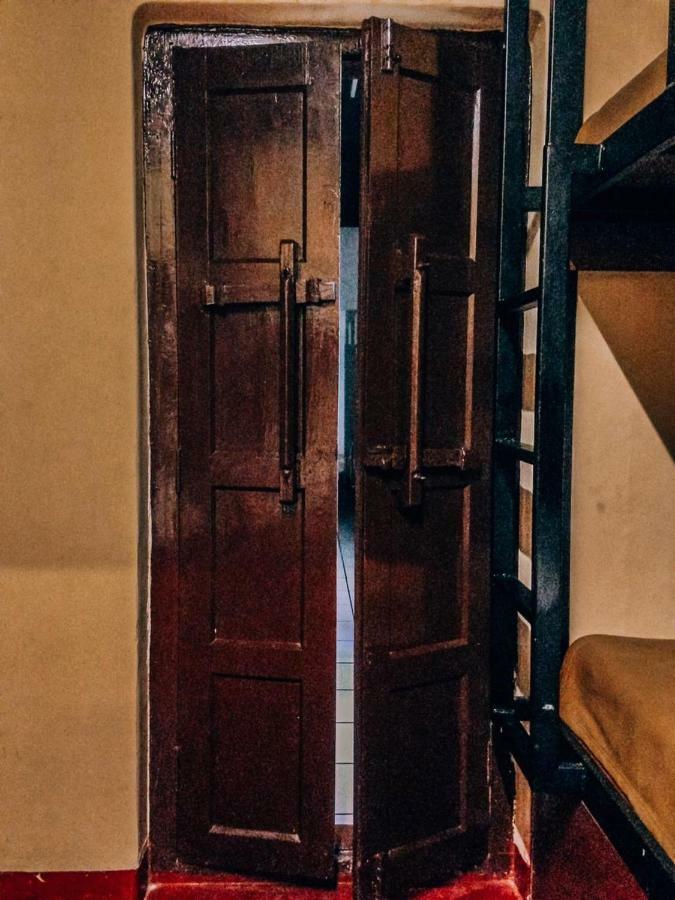 The Metro Pod - Backpackers A/C Dormitory Kochi Екстериор снимка