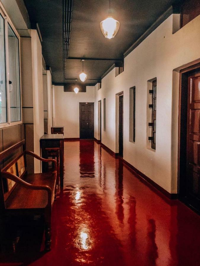 The Metro Pod - Backpackers A/C Dormitory Kochi Екстериор снимка