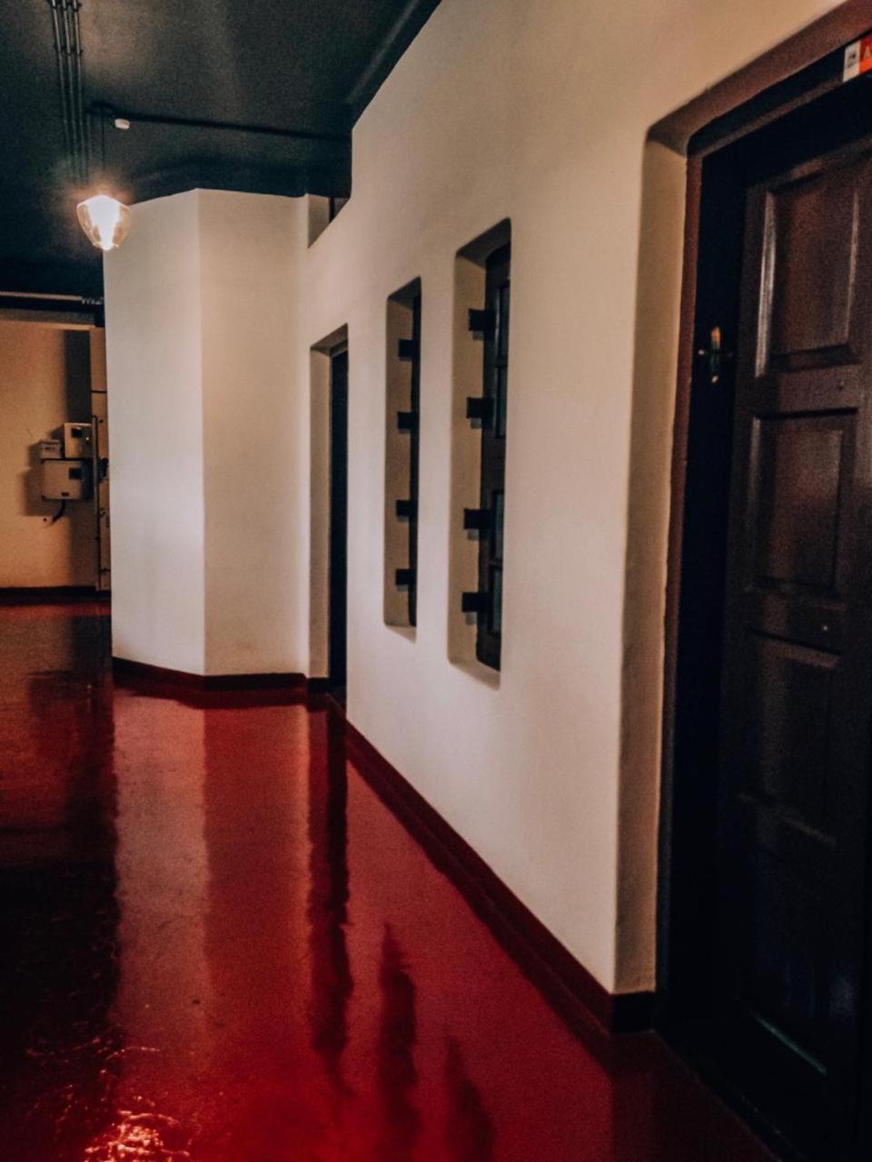 The Metro Pod - Backpackers A/C Dormitory Kochi Екстериор снимка