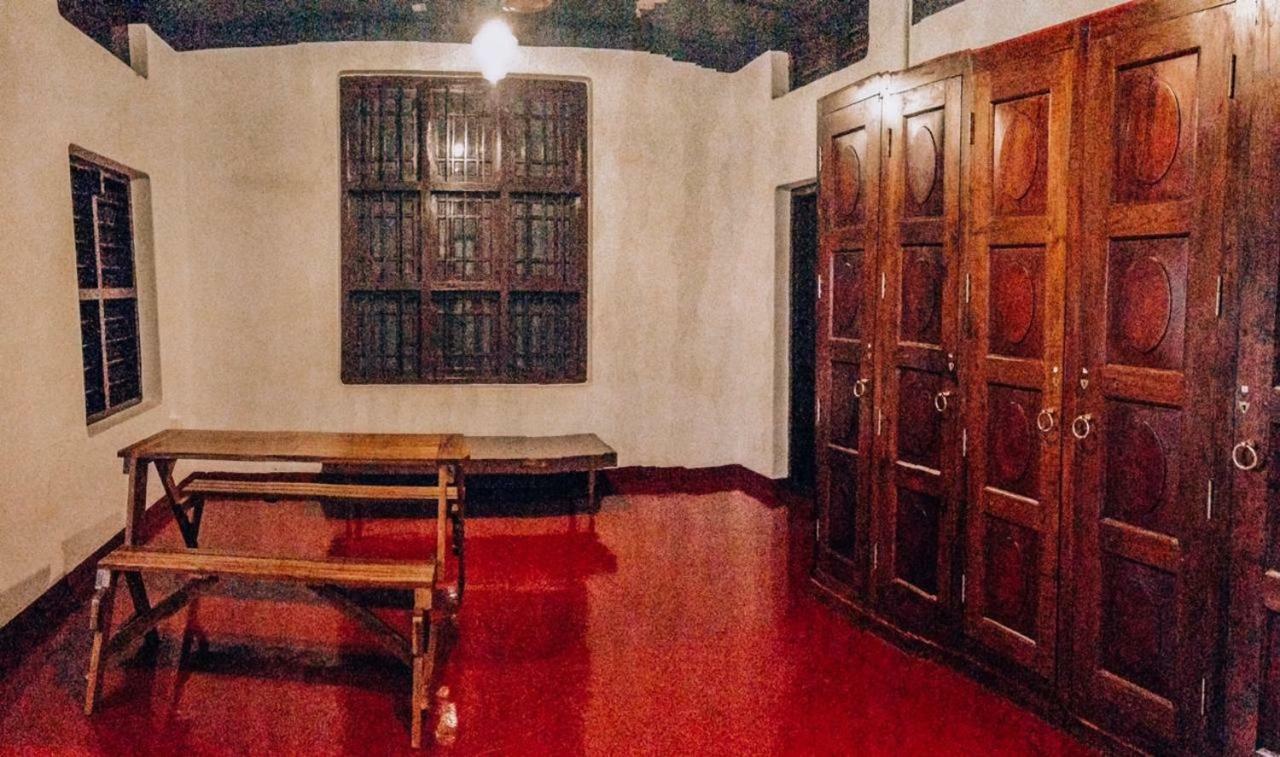 The Metro Pod - Backpackers A/C Dormitory Kochi Екстериор снимка